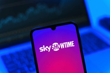 Prag, Çek Cumhuriyeti - 05 08 2025: SkyShowtime logosunu gösteren akıllı telefon.