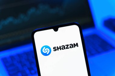 Prag, Çek Cumhuriyeti - 05 08 2025: Shazam logosunu gösteren akıllı telefon.