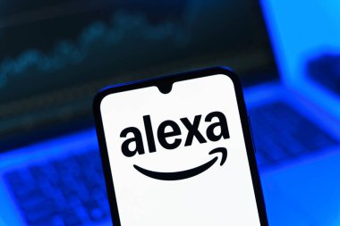 Prag, Çek Cumhuriyeti - 05 08 2025: Alexa logosunu gösteren akıllı telefon.