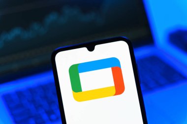 Prag, Çek Cumhuriyeti - 05 08 2025: Google TV logosunu gösteren akıllı telefon.