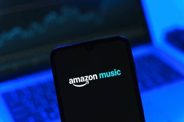 Prag, Çek Cumhuriyeti - 05 08 2025: Amazon Müzik logosunu gösteren akıllı telefon.