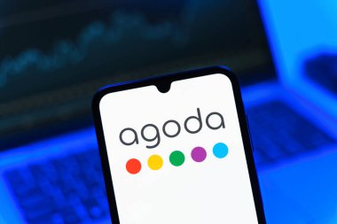 Prag, Çek Cumhuriyeti - 05 08 2025: Agoda logosunu gösteren akıllı telefon.