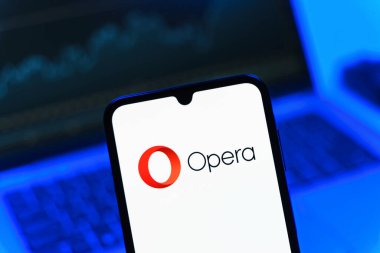 Prag, Çek Cumhuriyeti - 05 08 2025: Opera logosunu gösteren akıllı telefon.
