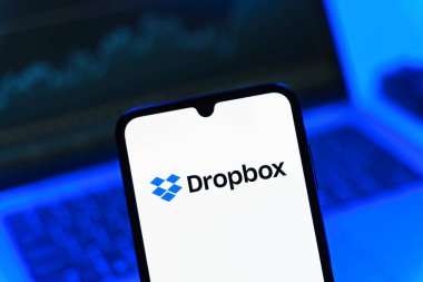 Prag, Çek Cumhuriyeti - 05 08 2025: Dropbox logosunu gösteren akıllı telefon.