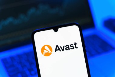 Prag, Çek Cumhuriyeti - 05 08 2025: Avast logosunu gösteren akıllı telefon.