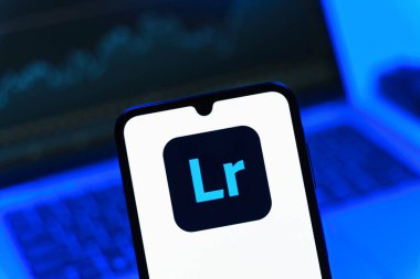 Prag, Çek Cumhuriyeti - 05 08 2025: Lightroom logosunu gösteren akıllı telefon.