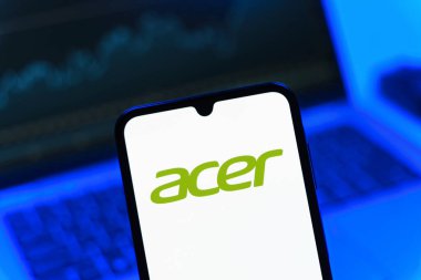 Prag, Çek Cumhuriyeti - 05 08 2025: Yüzeyde Acer logosunu gösteren akıllı telefon.