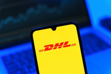 Prag, Çek Cumhuriyeti - 05 08 2025: DHL logosunu gösteren akıllı telefon.
