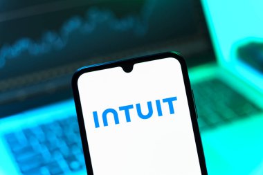 Prag, Çek Cumhuriyeti - 05 08 2025: Sezgi logosunu gösteren akıllı telefon.