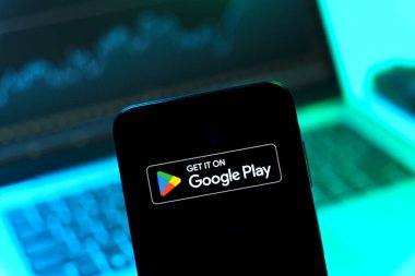 Prag, Çek Cumhuriyeti - 05 08 2025: Google Play logosunu gösteren akıllı telefon.