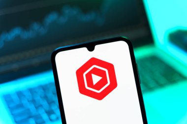 Prag, Çek Cumhuriyeti - 05 08 2025: Youtube Stüdyo logosunu gösteren akıllı telefon.