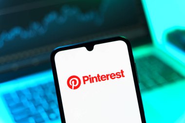 Prag, Çek Cumhuriyeti - 05 08 2025: Pinterest logosunu gösteren akıllı telefon.