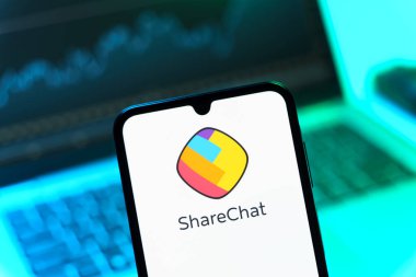 Prag, Çek Cumhuriyeti - 05 08 2025: ShareChat logosunu gösteren akıllı telefon.