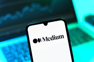 Prag, Çek Cumhuriyeti - 05 08 2025: Yüzeyde Medium logosu gösteren akıllı telefon.