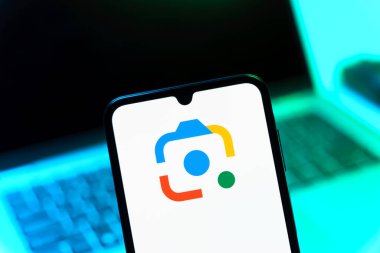 Prag, Çek Cumhuriyeti - 05 08 2025: Google Lens logosunu gösteren akıllı telefon.
