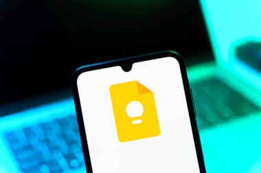 Prag, Çek Cumhuriyeti - 05 08 2025: Google Keep logosunu gösteren akıllı telefon.