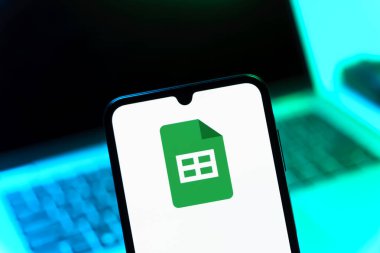 Prag, Çek Cumhuriyeti - 05 08 2025: Google Sheets logosunu gösteren akıllı telefon.