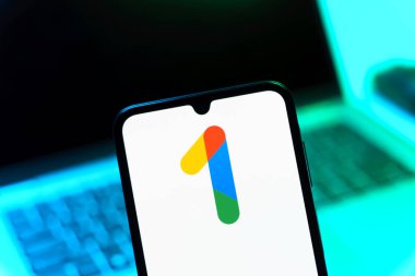 Prag, Çek Cumhuriyeti - 05 08 2025: Google One logosunu gösteren akıllı telefon.