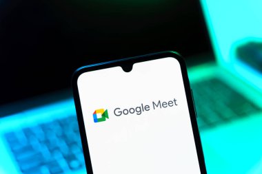 Prag, Çek Cumhuriyeti - 05 08 2025: Google Meet logosunu gösteren akıllı telefon.