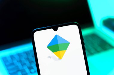 Prag, Çek Cumhuriyeti - 05 08 2025: Google Family Link logosunu gösteren akıllı telefon.