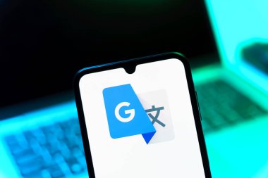 Prag, Çek Cumhuriyeti - 05 08 2025: Google Translate logosunu gösteren akıllı telefon.