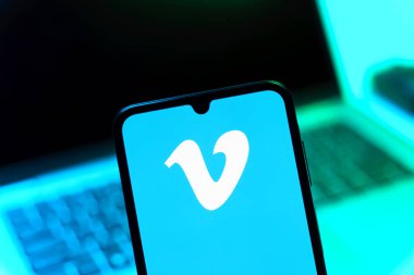 Prag, Çek Cumhuriyeti - 05 08 2025: Vimeo logosunu gösteren akıllı telefon.