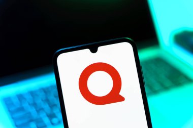 Prag, Çek Cumhuriyeti - 05 08 2025: Quora logosunu gösteren akıllı telefon.