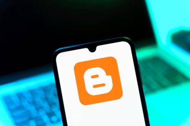 Prag, Çek Cumhuriyeti - 05 08 2025: Blogger logosunu gösteren akıllı telefon.