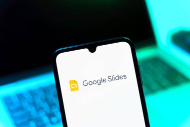Prag, Çek Cumhuriyeti - 05 08 2025: Google Slides logosunu gösteren akıllı telefon.
