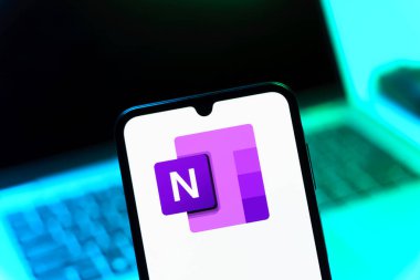 Prag, Çek Cumhuriyeti - 05 08 2025: Microsoft OneNote logosunu gösteren akıllı telefon.