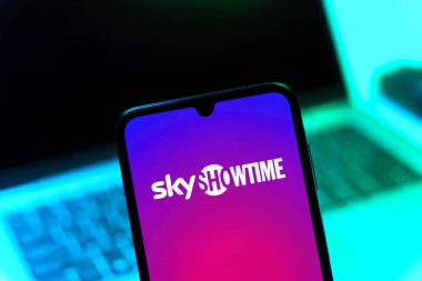 Prag, Çek Cumhuriyeti - 05 08 2025: SkyShowtime logosunu gösteren akıllı telefon.