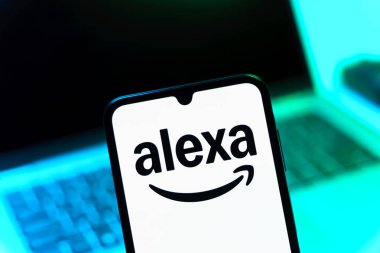 Prag, Çek Cumhuriyeti - 05 08 2025: Alexa logosunu gösteren akıllı telefon.