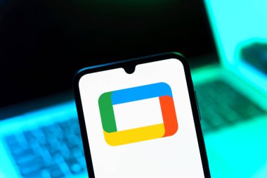 Prag, Çek Cumhuriyeti - 05 08 2025: Google TV logosunu gösteren akıllı telefon.