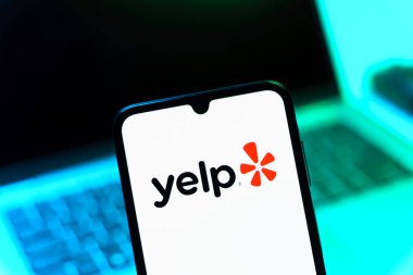 Prag, Çek Cumhuriyeti - 05 08 2025: Yelp logosunu gösteren akıllı telefon.