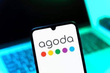 Prag, Çek Cumhuriyeti - 05 08 2025: Agoda logosunu gösteren akıllı telefon.