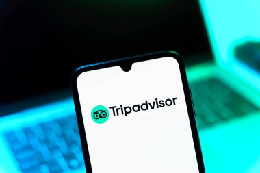 Prag, Çek Cumhuriyeti - 05 08 2025: TripDanışman logosunu gösteren akıllı telefon.