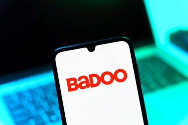 Prag, Çek Cumhuriyeti - 05 08 2025: Badoo logosunu gösteren akıllı telefon.