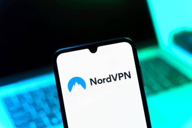 Prag, Çek Cumhuriyeti - 05 08 2025: Yüzeyde NordVPN logosunu gösteren akıllı telefon.