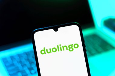 Prag, Çek Cumhuriyeti - 05 08 2025: Duolingo logosunu gösteren akıllı telefon.