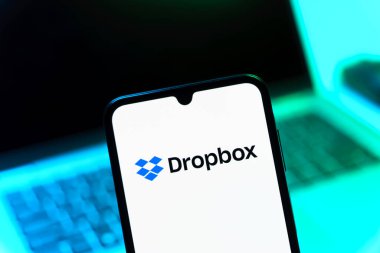 Prag, Çek Cumhuriyeti - 05 08 2025: Dropbox logosunu gösteren akıllı telefon.