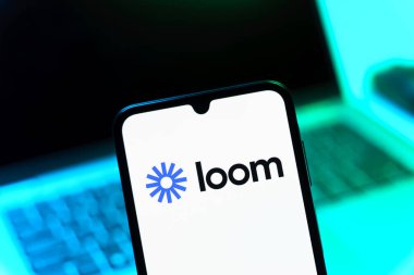 Prag, Çek Cumhuriyeti - 05 08 2025: Loom logosunu gösteren akıllı telefon.