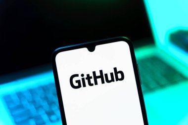 Prag, Çek Cumhuriyeti - 05 08 2025: GitHub logosunu gösteren akıllı telefon.