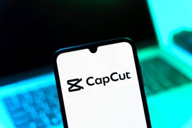 Prag, Çek Cumhuriyeti - 05 08 2025: CapCut logosunu gösteren akıllı telefon.