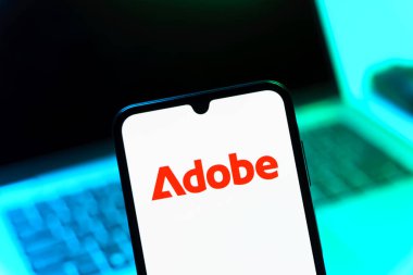 Prag, Çek Cumhuriyeti - 05 08 2025: Adobe logosunu gösteren akıllı telefon.