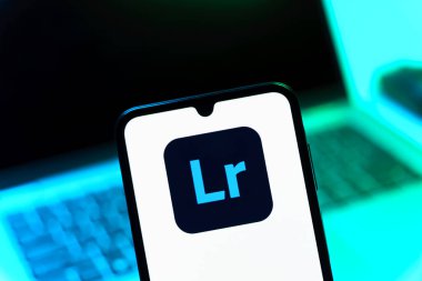 Prag, Çek Cumhuriyeti - 05 08 2025: Lightroom logosunu gösteren akıllı telefon.