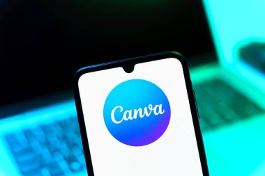 Prag, Çek Cumhuriyeti - 05 08 2025: Kanva logosunu gösteren akıllı telefon.