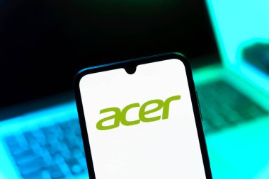 Prag, Çek Cumhuriyeti - 05 08 2025: Yüzeyde Acer logosunu gösteren akıllı telefon.