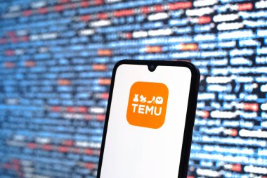 Prag, Çek Cumhuriyeti - 05: 18 2025: Kaynak kod arkaplanı önündeki akıllı telefon Temu logosunu görüntüler.