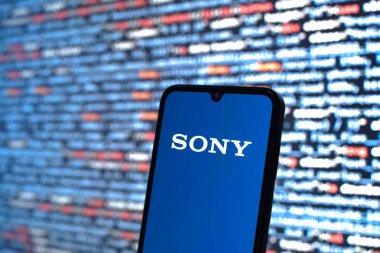 Prag, Çek Cumhuriyeti - 05: 18 2025: Kaynak kod arkaplanı önündeki bir akıllı telefon Sony logosunu görüntüler.