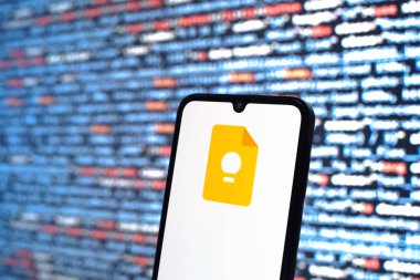 Prag, Çek Cumhuriyeti - 05: 18 2025: Kaynak kod arkaplanı önündeki bir akıllı telefon Google Keep logosunu görüntüler.